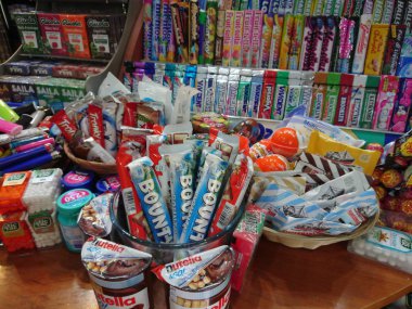 Roma, İtalya - 4 Eylül 2018: Çikolata, şekerleme, lolipop ve sakız satışa sunuldu. Birçok marka tanınabilir: Bounty, Nutella, Tic Tac, Saila, Ricola, Vivident