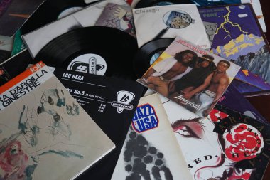 Roma, İtalya - 8 Ağustos 2018: Kollu eski vinil plakların koleksiyonu. 80'lerin en iyi leri