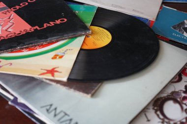 Roma, İtalya - 8 Ağustos 2018: 80'lerin en büyük hitleri, kollu eski vinil plaklar