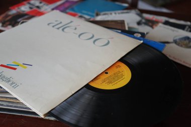 Roma, İtalya - 8 Ağustos 2018: 80'lerin en büyük hitleri, Claudio Baglioni Al-o eski vinil plaklar