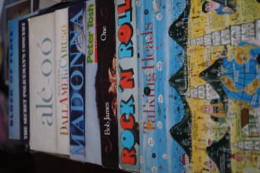 80'lerin en iyi şarkıları, kollu eski vinil plaklar