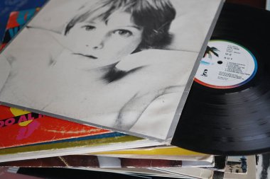 Roma, İtalya - 8 Ağustos 2018: Vintage vinil plak Boy, İrlandalı rock grubu U2'nun ilk stüdyo albümü