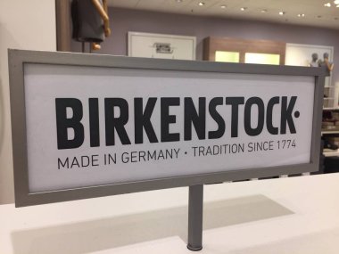 Berlin, Almanya - 11 Ekim 2018: Birkenstock imza. Birkenstock Orthopdie Gmbh & Co. Kg Alman ayakkabı üreticisi