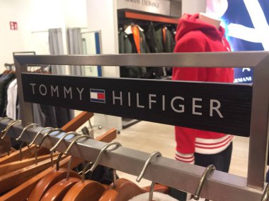Berlin, Almanya - 11 Ekim 2018: Tommy Hilfiger işareti. Tommy Hilfiger Corporation giyim üreticisidir. Bu üretir ve spor erkek ve kadın giyim satıyor