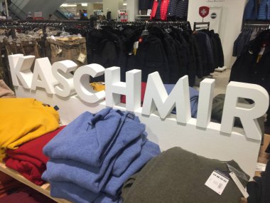 Berlin, Almanya - 11 Ekim 2018: Kaschmir (Almanca kaşmir yün için) alanı bir giyim mağazasında. Kaşmir kaşmir keçi veya pashmina keçi ve keçi diğer türelde edilen bir lif
