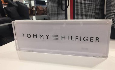 Berlin, Almanya - 11 Ekim 2018: Tommy Hilfiger işareti. Tommy Hilfiger Corporation giyim üreticisidir. Bu üretir ve spor erkek ve kadın giyim satıyor