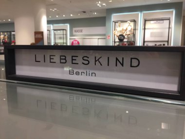 Berlin, Almanya - 11 Ekim 2018: Liebeskind Berlin çanta ve aksesuar mağazası nın iç mekanları