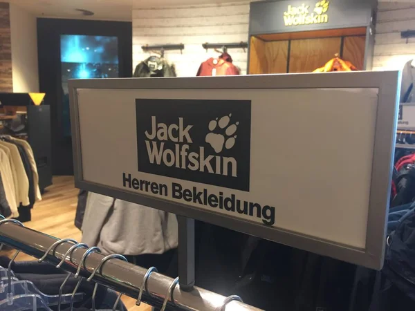 Berlin, Almanya - 11 Ekim 2018: Jack Wolfskin erkek giyim (Almanca: Herren Bekleidung) işareti. Jack Wolfskin, merkezi Idstein'da bulunan açık hava giyim ve ekipmanlarının büyük bir Alman üreticisidir.