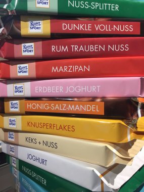 Berlin, Almanya-11 Ekim 2018: Ritter spor çikolata çubukları yığını. Ritter Sport, Almanya 'nın Waldenbuch kentinde yer alan Alfred Ritter GmbH & Co. KG 'dan gelen çikolata markasıdır.