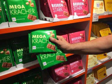 Berlin, Almanya-Ekim 11, 2018: bir Ritter spor çikolata bar satın almak. Ritter Sport, Almanya 'nın Waldenbuch kentinde yer alan Alfred Ritter GmbH & Co. KG 'dan gelen çikolata markasıdır.