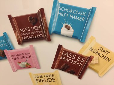 Berlin, Almanya-11 Ekim 2018: Ritter Sport çikolata barları. Ritter Sport, Almanya 'nın Waldenbuch kentinde yer alan Alfred Ritter GmbH & Co. KG 'dan gelen çikolata markasıdır.