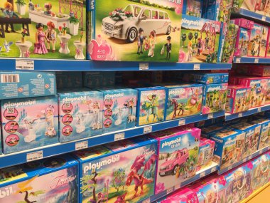 Berlin, Almanya - 11 Ekim 2018: Playmobil oyuncakları mağaza rafında. Playmobil, brandsttter Grubu tarafından üretilen ve merkezi Almanya'nın Zirndorf kentinde bulunan plastik bir oyuncak serisidir.
