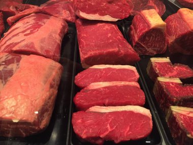 Satılık çiğ kırmızı et