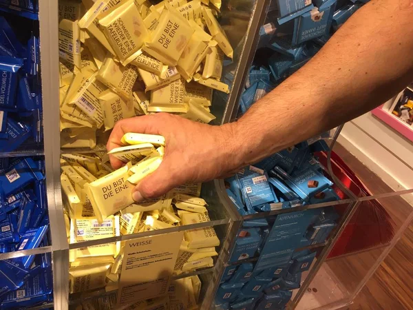 Berlín Německo Říjen 2018 Nákup Čokoládového Baru Ritter Sport Značka — Stock fotografie