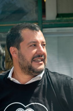 Roma, Italya-17 Temmuz 2019: Italyan İçişleri Bakanı Matteo Salvini, Roma 'nın en büyük kedisini ziyaret ederek hayvan zulümünü savaşmak için kampanyasında