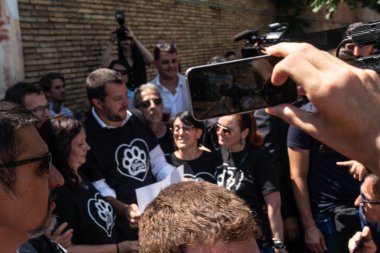 Roma, Italya-17 Temmuz 2019: Italyan İçişleri Bakanı Matteo Salvini, Roma 'nın en büyük kedisini ziyaret ederek hayvan zulümünü savaşmak için kampanyasında