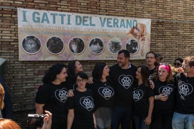 Roma, Italya-17 Temmuz 2019: Italyan İçişleri Bakanı Matteo Salvini, Roma 'nın en büyük kedisini ziyaret ederek hayvan zulümünü savaşmak için kampanyasında