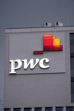 Münih, Almanya - 13 Temmuz 2019: Pwc tabelaları bir binanın tepesinde. Pricewaterhousecoopers çok uluslu bir profesyonel hizmet ağı, dünyanın ikinci büyük profesyonel hizmet firması