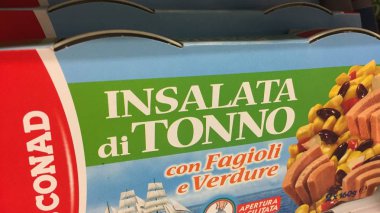 Roma, Italya-Ağustos 16, 2018: tuna balık salatası CONAD, Italya 'da en büyük süpermarket zincirleri biri çalışır bir Italyan perakende mağaza markası tarafından olabilir