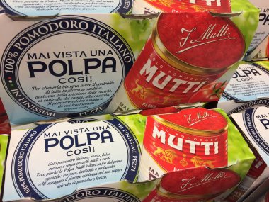 Roma, Italya-16 Ağustos 2018: mutti püresi, Italyan domatesleri tatlı kadife püresi haline dönüştü