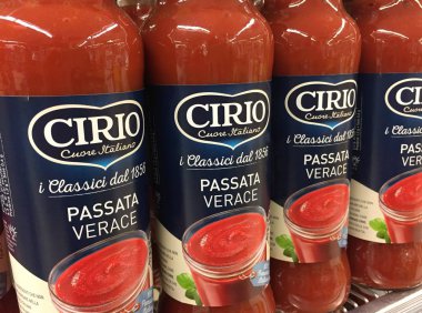 Roma, Italya-16 Ağustos 2018: Cirio domates sosu Satılık. Cirio S.p.A. büyük bir Italyan gıda şirketidir. 1856 yılında Torino, Italya 'da kurulmuştur. Onlar da S.S. Lazio sponsorluğunda 1996-2000