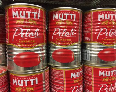 Roma, Italya-16 Ağustos 2018: mutti püresi, Italyan domatesleri tatlı kadife püresi haline dönüştü