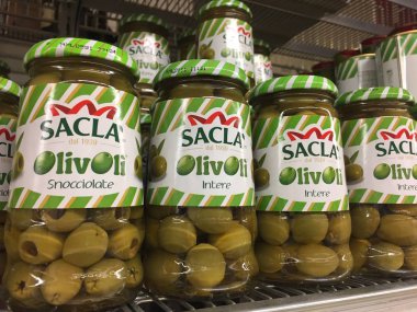 Roma, Italya-Ağustos 16, 2018: SACL zeytin gözlük Satılık gösterilir. Sacl Italia bir Italyan pesto ve makarna sos markası