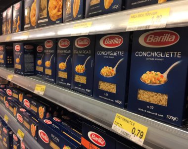 Roma, Italya-16 Ağustos 2018: Barilla makarna. Şirket 1877 yılında Parma, Italya 'da bir fırın dükkanı olarak Pietro Barilla tarafından kurulmuştur. Şirket özel olarak düzenlendi