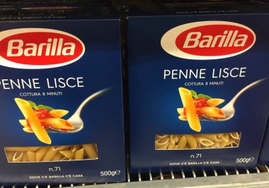 Roma, Italya-16 Ağustos 2018: Barilla makarna. Şirket 1877 yılında Parma, Italya 'da bir fırın dükkanı olarak Pietro Barilla tarafından kurulmuştur. Şirket özel olarak düzenlendi