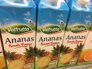 Roma, Italya-16 Ağustos 2018: Valfrutta ananas suları Satılık görüntülenir