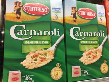 Roma, Italya-Ağustos 16, 2018: Italyan markası Curtiriso tarafından Carnaroli Rice, Euricom S. p. A tarafından saklanmış.