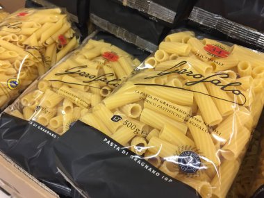 Roma, İtalya - 16 Ağustos 2018: Satılık Garofalo makarna. Garofalo makarna fabrikası Gragnano küçük bir kasaba Napoli güney makarna doğum yeri olarak kabul yer almaktadır