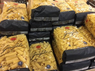 Roma, İtalya - 16 Ağustos 2018: Satılık Garofalo makarna. Garofalo makarna fabrikası Gragnano küçük bir kasaba Napoli güney makarna doğum yeri olarak kabul yer almaktadır