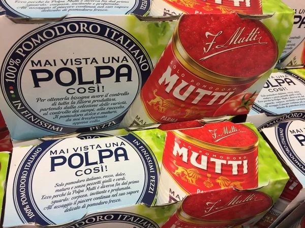 Roma, Italya-16 Ağustos 2018: mutti püresi, Italyan domatesleri tatlı kadife püresi haline dönüştü