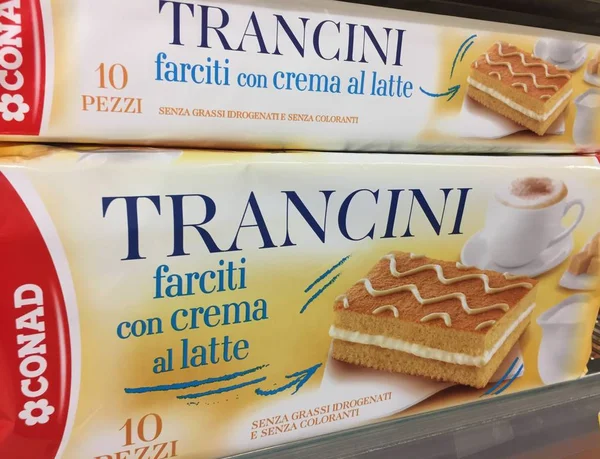 Roma, Italya-Ağustos 16, 2018: CONAD tarafından Trancini pişmiş snack, Italya 'da en büyük süpermarket zincirleri biri faaliyet Italyan perakende mağaza markası