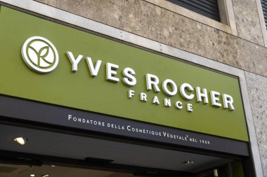Milano, İtalya - 29 Temmuz 2018: Yves Rocher mağazası. Yves Rocher, 1959 yılında Fransa'da kurulmuş dünya çapında bir kozmetik ve güzellik markasıdır. Şirket beş kıtada 88 ülkede bulunmaktadır