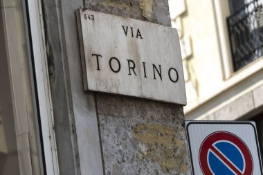 Via Torino sokak adı işareti, Milano en eski caddelerinden biri, İtalya, Navigli ilçe ile Piazza Duomo bağlayan güzel bir uzun alışveriş caddesi