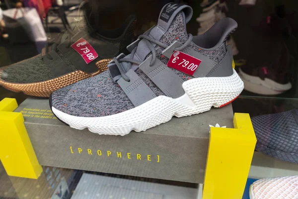 Милан Италия Июля 2018 Adidas Prophere Shoes Adidas Немецкая Корпорация — стоковое фото