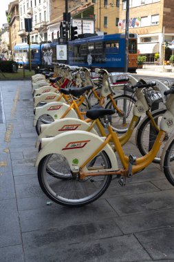 Milano, İtalya - 29 Temmuz 2018: Milano'da, yanaşma istasyonlarının herhangi birinde hem geleneksel bisiklet hem de pedelec sağlayan Bikemi Bike paylaşım sistemi