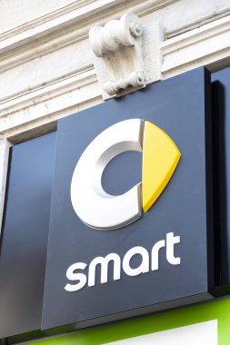 Milano, İtalya - 29 Temmuz 2018: Akıllı otomobil bayiliği. Smart Automobile, Alman otomotiv şirketi ve Daimler'in bir bölümüdür. Öncelikle Fortwo ve Forfour olmak üzere mikroarabalar ve subcompacts