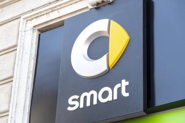 Milano, İtalya - 29 Temmuz 2018: Akıllı otomobil bayiliği. Smart Automobile, Alman otomotiv şirketi ve Daimler'in bir bölümüdür. Öncelikle Fortwo ve Forfour olmak üzere mikroarabalar ve subcompacts