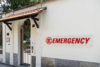 Milano, İtalya - 29 Temmuz 2018: Acil durum tabelası. Savaş cerrahı Gino Strada tarafından kurulan Acil, savaş, yoksulluk ve kara mayınlarının sivil kurbanlarına ücretsiz tıbbi tedavi sağlayan insani bir STK'dır.
