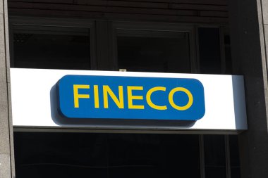 Milano, İtalya - 29 Temmuz 2018: Fineco tabelası. Fineco'nun bir yan kuruluşu olarak kurulan Finecobank, çevrimiçi aracılık konusunda uzmanlaşmış bir İtalyan finans hizmeti şirketidir.