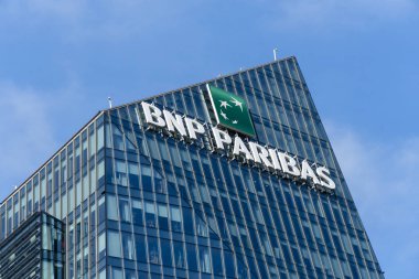 Milano, İtalya - 29 Temmuz 2018: Bnp Paribas,Diamond Tower'daki (İtalyan Torre Diamante veya halk arasında Diamantone), Milano iş bölgesinde yüksek katlı bir bina