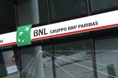 Milano, İtalya - 29 Temmuz 2018: Banca Nazionale del Lavoro binası girişi. Bnl Banca Nazionale del Lavoro S.p.A. İtalya'nın altıncı büyük bankasıdır ve 2006 yılından bu yana Bnp Paribas'ın iştirakidir.