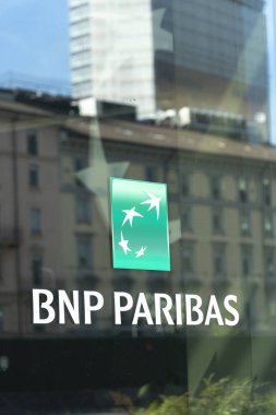 Milano, İtalya - 29 Temmuz 2018: Bnp Paribas Group amblemi. Bnp Paribas S.A. Fransız uluslararası bankacılık grubudur.