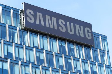 Milano, İtalya - 29 Temmuz 2018: Samsung District, Diamond Tower (İtalyan Torre Diamante veya halk arasında Diamantone), Milano iş bölgesinde yüksek katlı bir bina dışında tabela