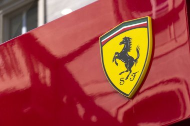 Milano, İtalya - 29 Temmuz 2018: Maranello merkezli ve Enzo Ferrari tarafından kurulan İtalyan spor otomobil üreticisi Ferrari Spa'nın amblemi