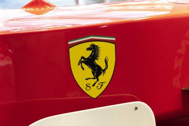 Milano, İtalya - 29 Temmuz 2018: Maranello merkezli ve Enzo Ferrari tarafından kurulan İtalyan spor otomobil üreticisi Ferrari Spa'nın amblemi