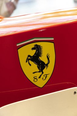 Milano, İtalya - 29 Temmuz 2018: Maranello merkezli ve Enzo Ferrari tarafından kurulan İtalyan spor otomobil üreticisi Ferrari Spa'nın amblemi